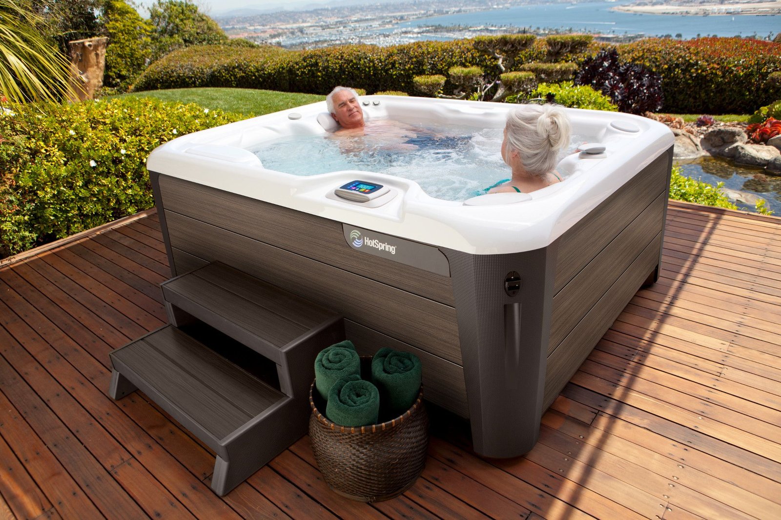 HotSpring-Highlife-Jetsetter-2019-AlpineWhite-Walnut-Lifestyle-Couple-01