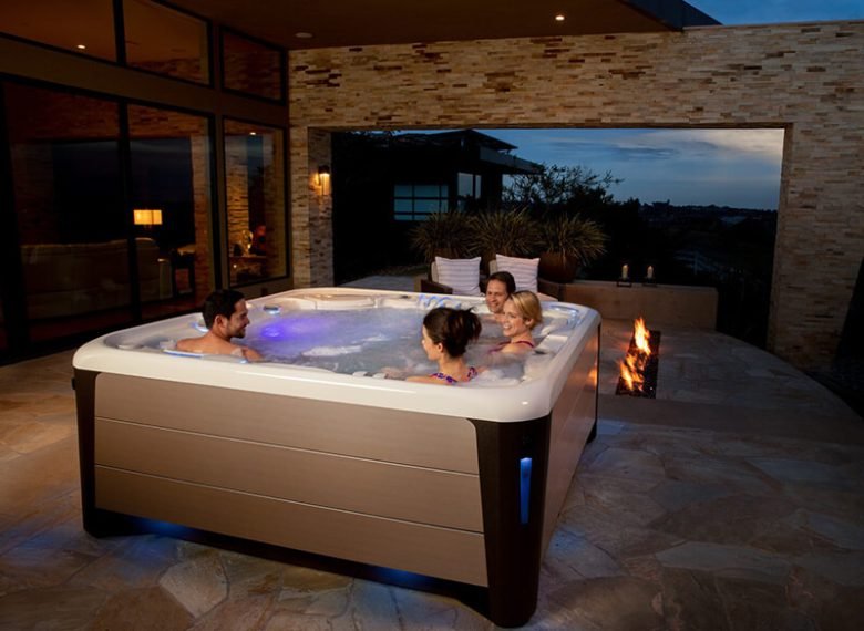 HotSpring-Highlife-Envoy-2019-Alpine-White-Bronze-Lifestyle-Group-Night-01_800x600