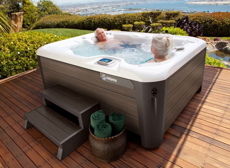 HotSpring-Highlife-Jetsetter-2019-AlpineWhite-Walnut-Lifestyle-Couple-01
